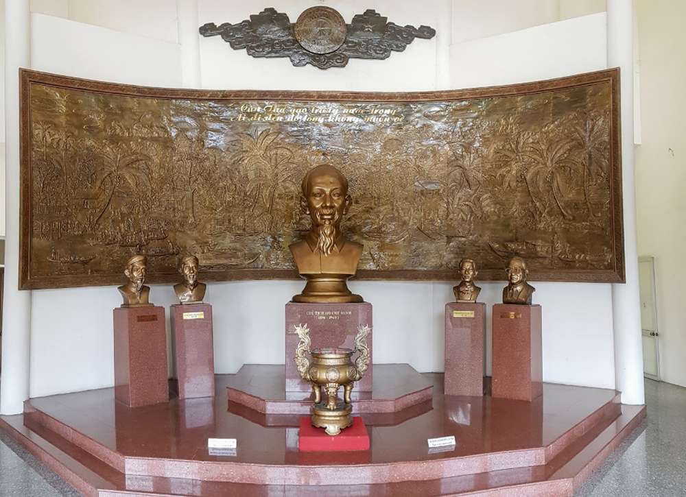 Tượng chủ tịch Hồ Chí Minh