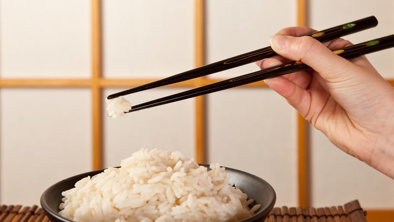 Trong văn hóa người Việt bẻ đũa được coi là không may mắn, giống như làm gãy mối quan hệ hoặc gặp phải những trở ngại