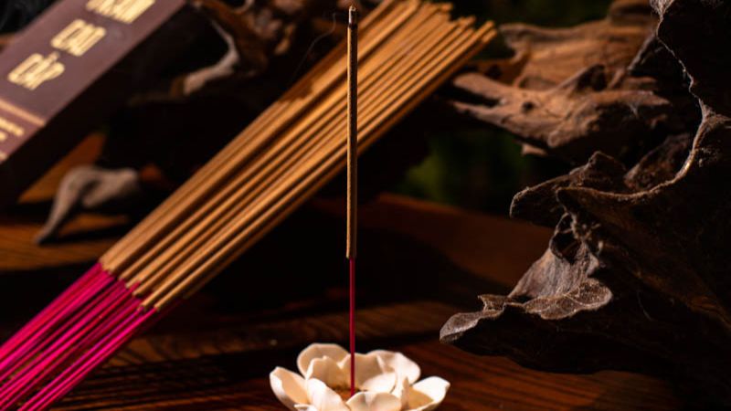 Có nên đốt trầm hương trên bàn thờ?
