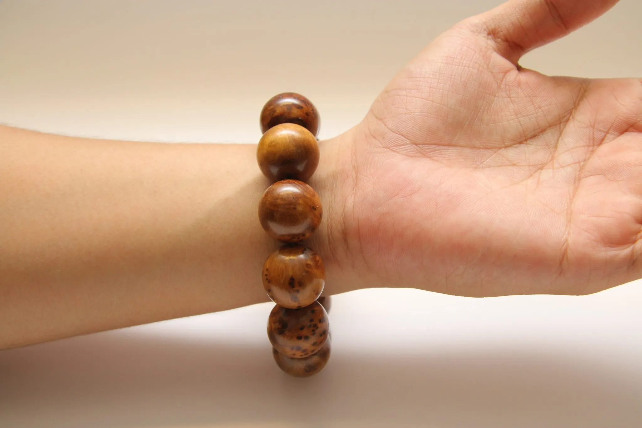 Đeo vòng phong thủy tay trái