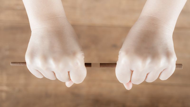 Giải mã vận mệnh tương lại khi đũa bị gãy