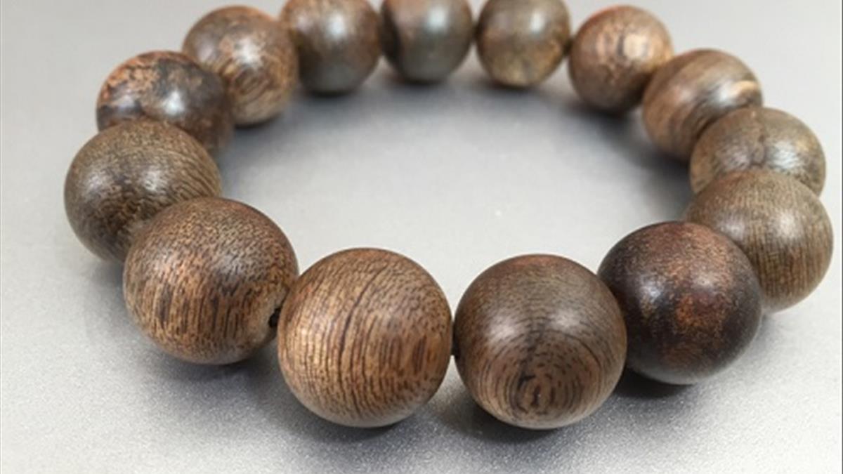 không nên đeo vòng phong thủy giả