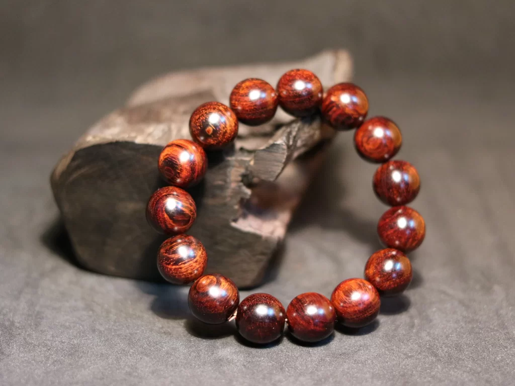 Vòng tay gỗ tử đàn màu đỏ rất phù hợp với màu đỏ