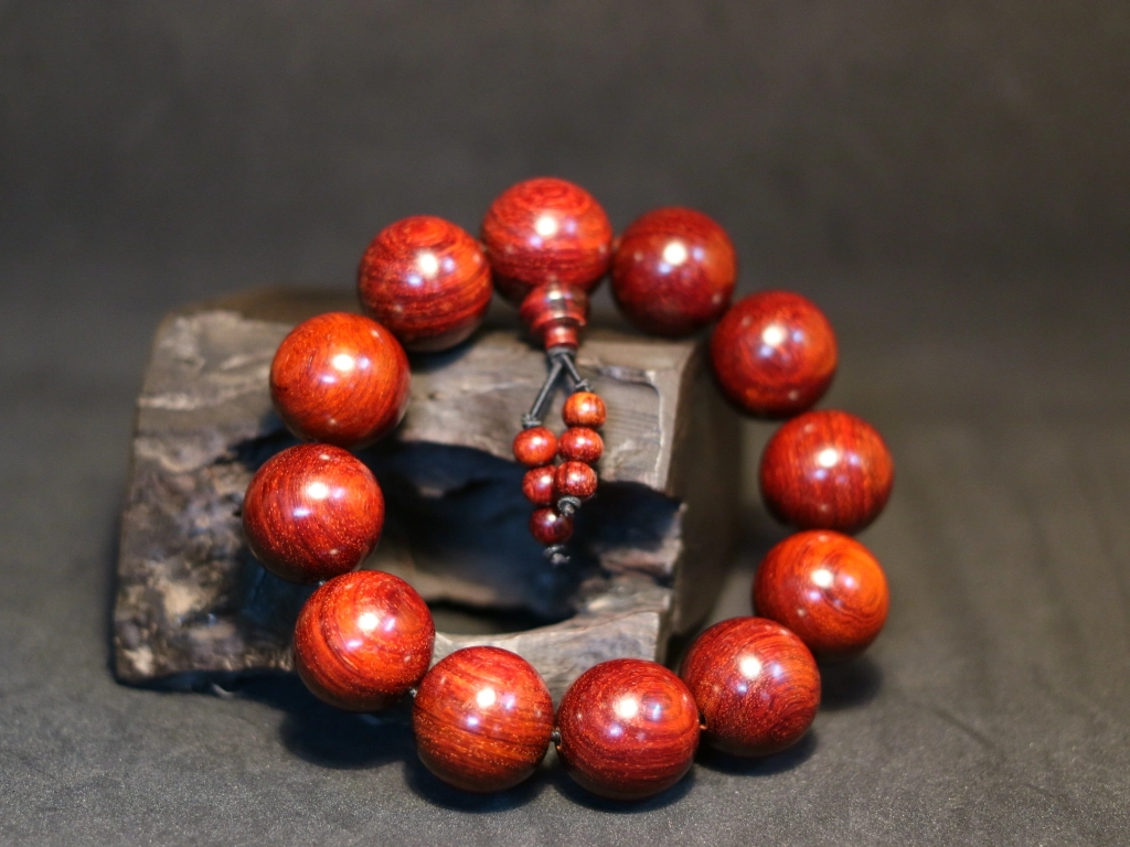 Vòng tay gỗ tử đàn