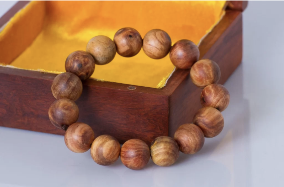 Vòng tay màu vàng là màu đặc trưng của mệnh Kim đem đến sự thông minh, thư giãn