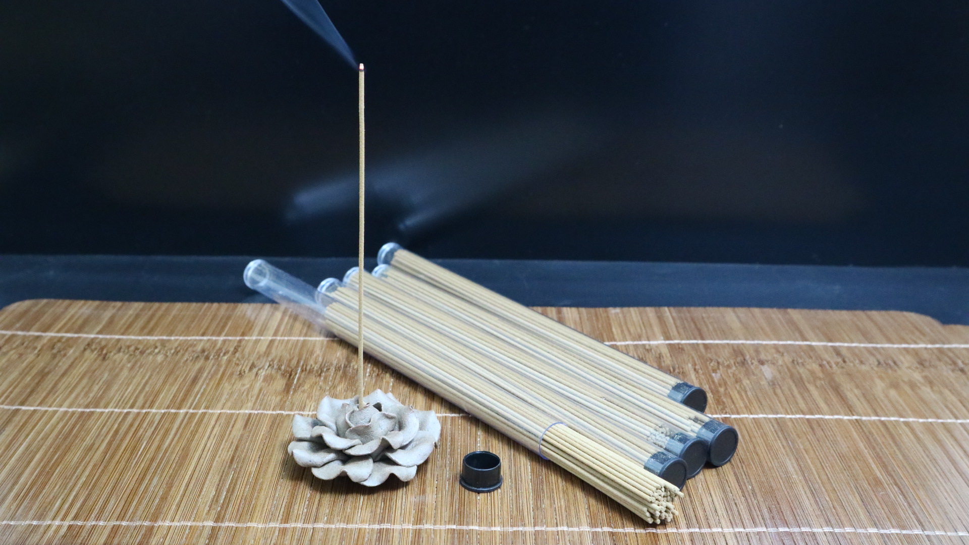 Cách đốt trầm hương trên bàn thờ