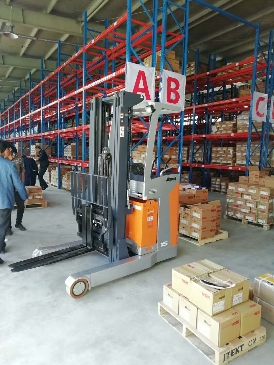 Xe nâng Reachtruck ngồi lái 1.5 tấn hiệu Zowell model FRC15