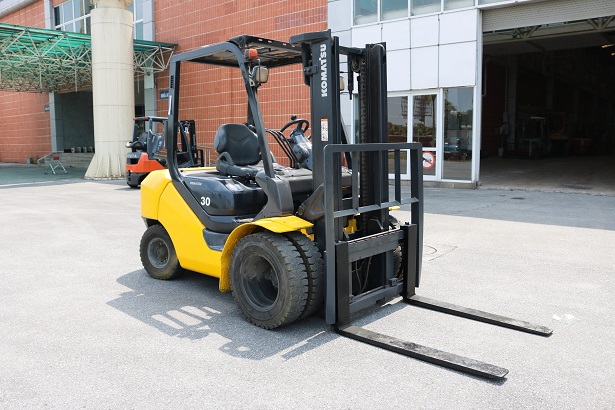 xe nâng 3 tấn Komatsu FD30T-17