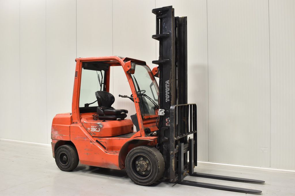 Mua bán xe nâng cũ được rất nhiều doanh nghiệp quan tâm.