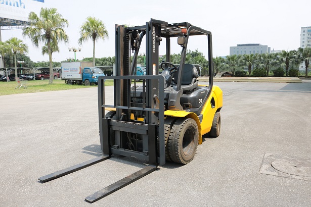 xe nâng 3 tấn Komatsu FD30T-17