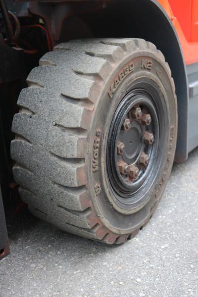 Lốp trước xe nâng điện cũ 2.0 tấn Toyota 7FBMF20