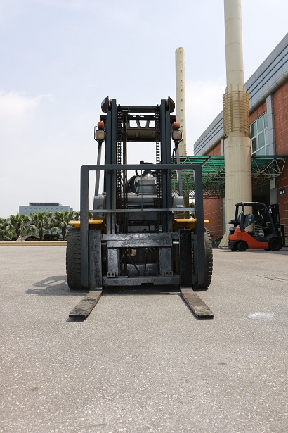 Khung phía trước xe nâng 3 tấn Komatsu FD30T-17