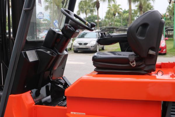Khoang vận hành xe nâng điện cũ 2.0 tấn Toyota 7FBMF20