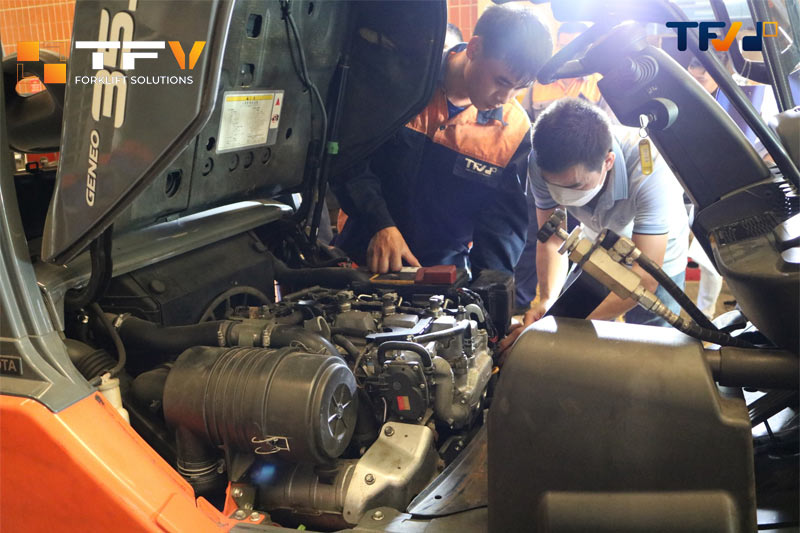 Đội ngũ kĩ thuật bảo trì xe nâng