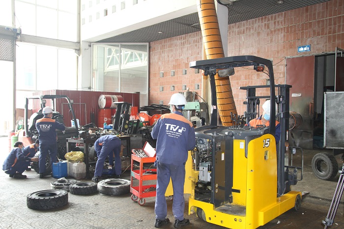 Sửa chữa xe nâng tại kho TFV
