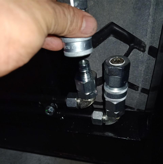 Các hạt cặn bẩn, mạt kim loại, muội than... bị giữ lại và dầu sạch tiếp tục đi vào lõi