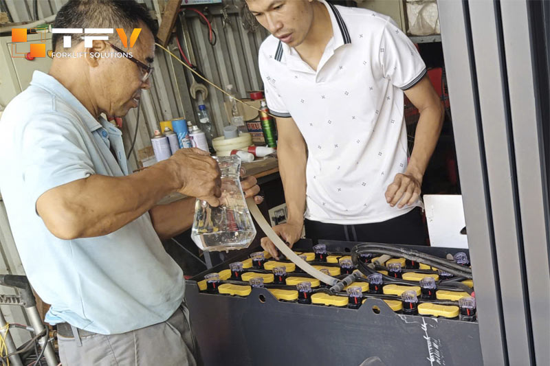 Châm nước ắc quy sau mỗi 5-10 lần sạc