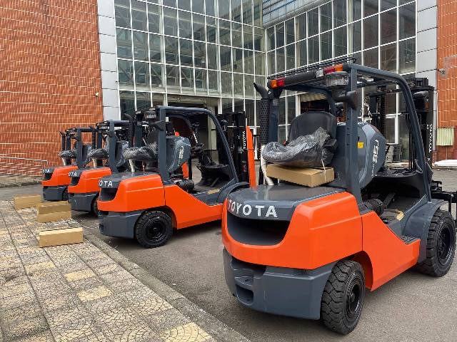 Cho thuê xe nâng cũ Toyota kèm pin Lithium chạy liên tục 3 ca
