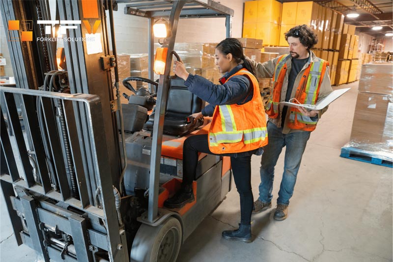 Nếu xe nâng gặp vấn đề, người dùng cần dừng hoạt động ngay lập tức