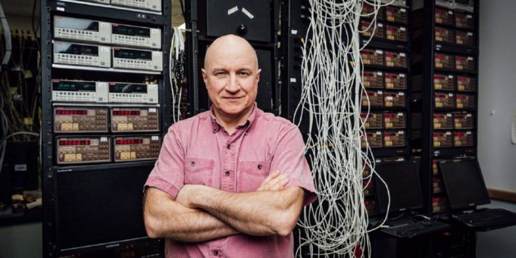 Giáo sư Dahn trong phòng thí nghiệm