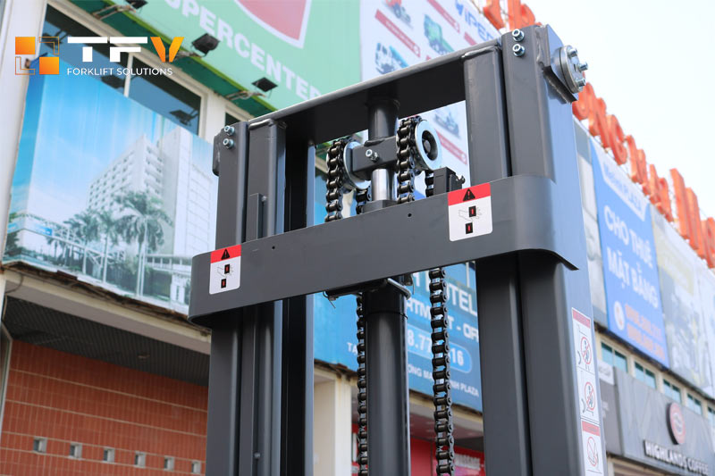Hệ thống xích trên xe Stacker