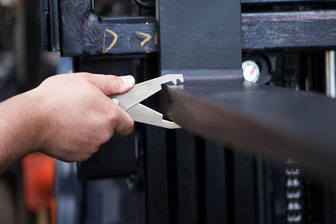 Kiểm tra độ dày của càng xe nâng