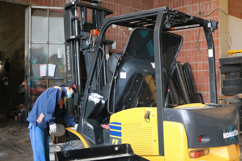 Lau chùi vỏ xe trước khi tiến hành sơn xe nâng hàng