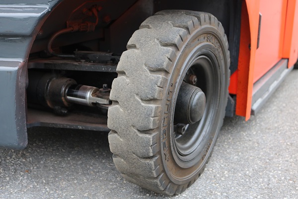 Bánh trước xe nâng điện cũ 2.0 tấn Toyota 7FBMF20