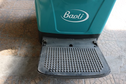 Vị trí để chân Xe nâng tay điện thấp 2.5 tấn Baoli