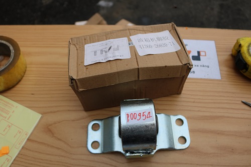 Cao su chân hộp số xe nâng Toyota 8FD/G10-J35 mã 41260-26620-71 hiệu YuanSong. Mã P.00954