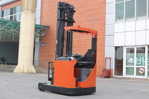 xe nâng reach truck ngồi lái