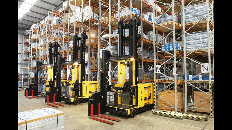 Khu vực kệ hàng sử dụng xe nâng để nâng hạ hàng hóa