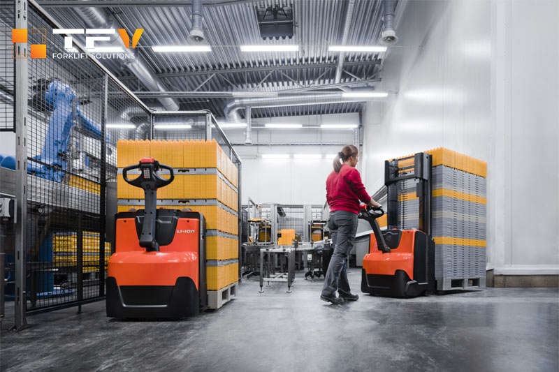 Lựa chọn xe nâng Stacker tùy thuộc vào môi trường làm việc