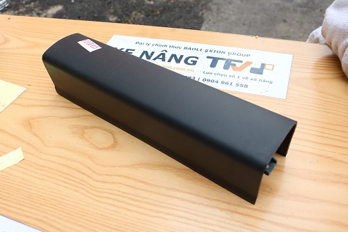 Nắp chắn cụm đèn sau xe nâng Toyota model 8FD10~30 mã 56651-26600-71. Mã P.00065