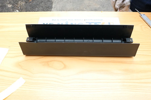 Nắp chắn cụm đèn sau xe nâng Toyota model 8FD10~30 mã 56651-26600-71. Mã P.00065