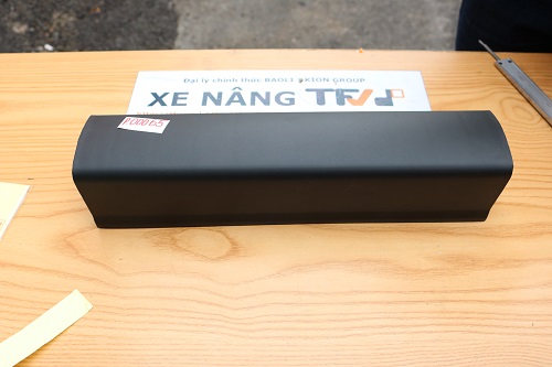 Nắp chắn cụm đèn sau xe nâng Toyota model 8FD10~30 mã 56651-26600-71. Mã P.00065