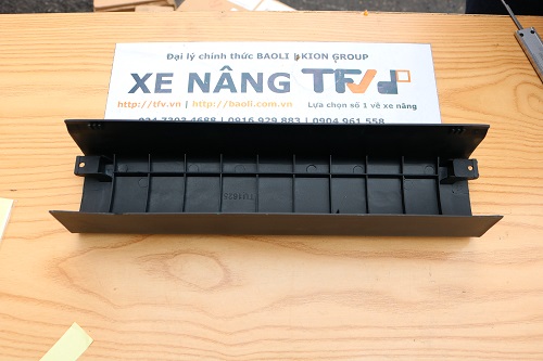 Nắp chắn cụm đèn sau xe nâng Toyota model 8FD10~30 mã 56651-26600-71. Mã P.00065