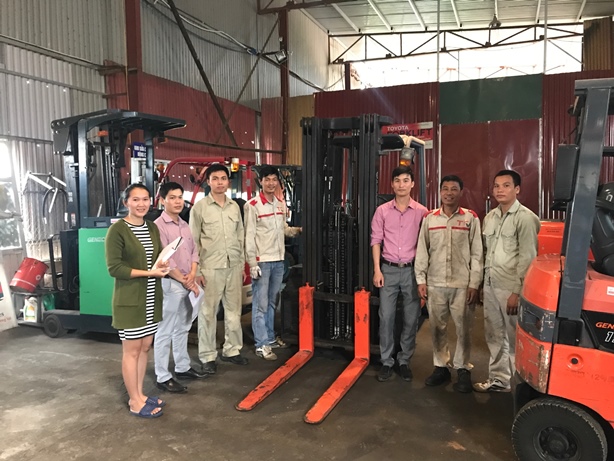 Đội ngũ nhân viên sửa chữa xe nâng của TFV