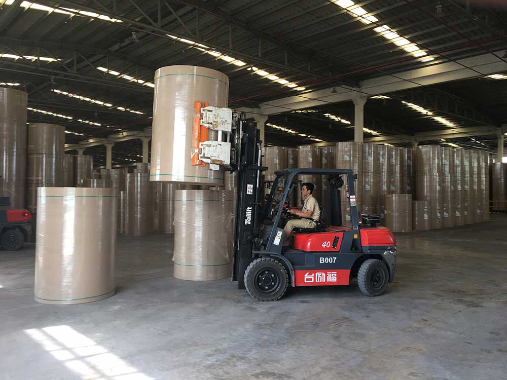 Xe nâng hàng kẹp cuộn giấy