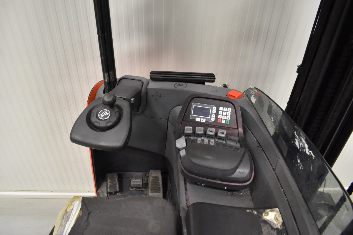 Hệ thống điều khiển xe nâng điện cũ Reach truck ngồi lái 1.6 tấn RRE160. Khung Triplex 8400mm.​​​ Sản xuất 2014.