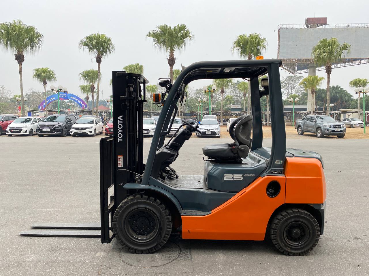 Xe nâng dầu 2.5 tấn Toyota 8FD25