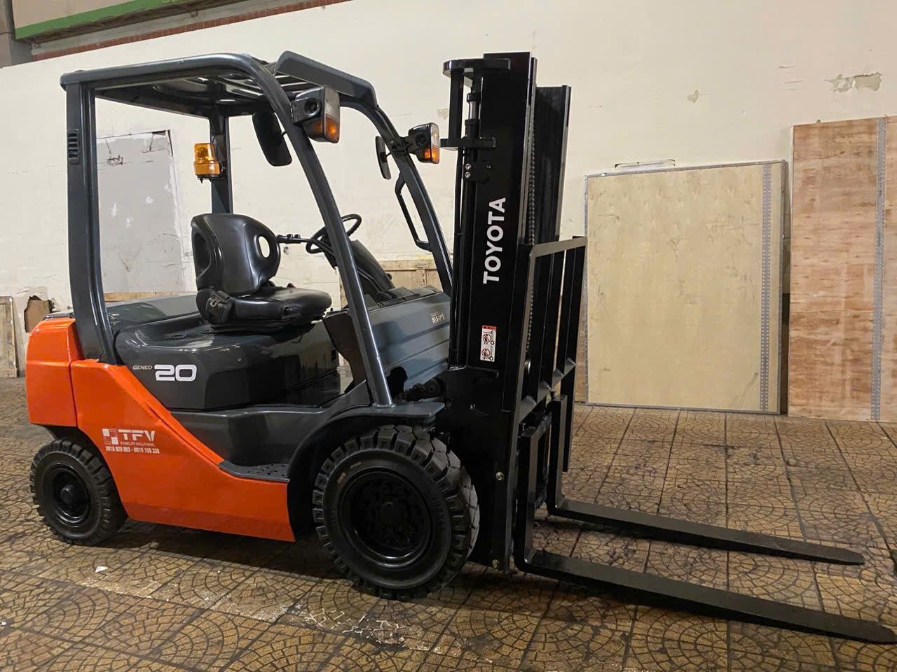 Xe nâng dầu 2 tấn Toyota 8FD20