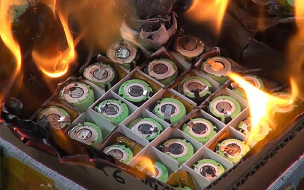 Pin Lithium bắt lửa và phát nổ