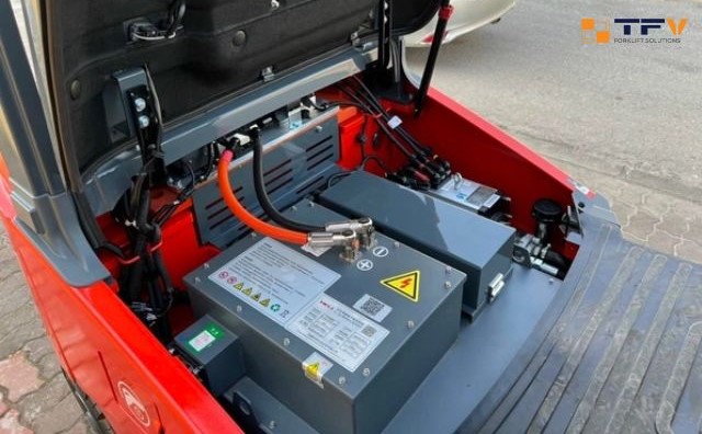 Một chiếc xe nâng đã lắp pin Lithium