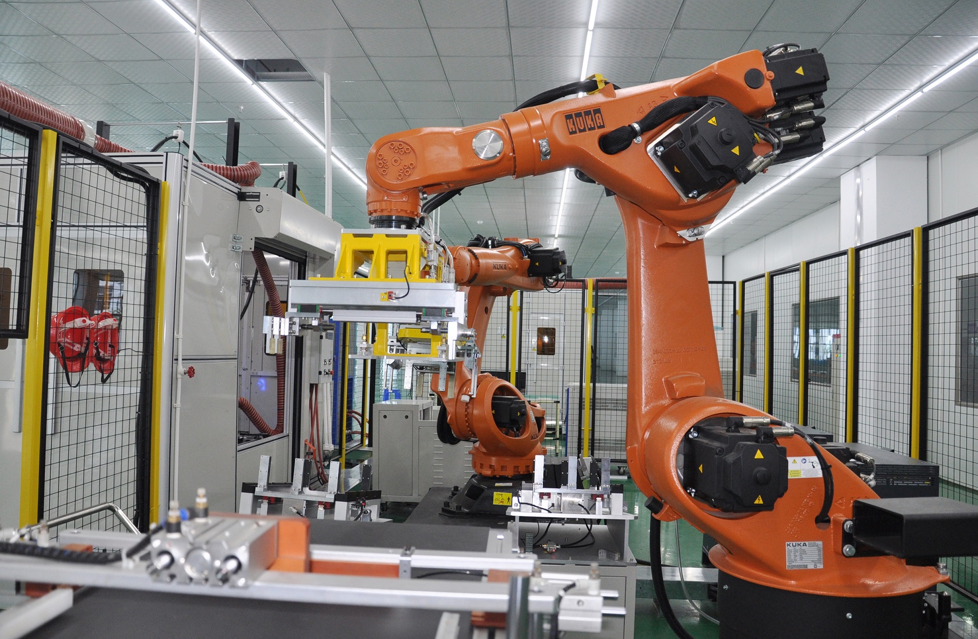 Robot sản xuất cell pin lithium EKT