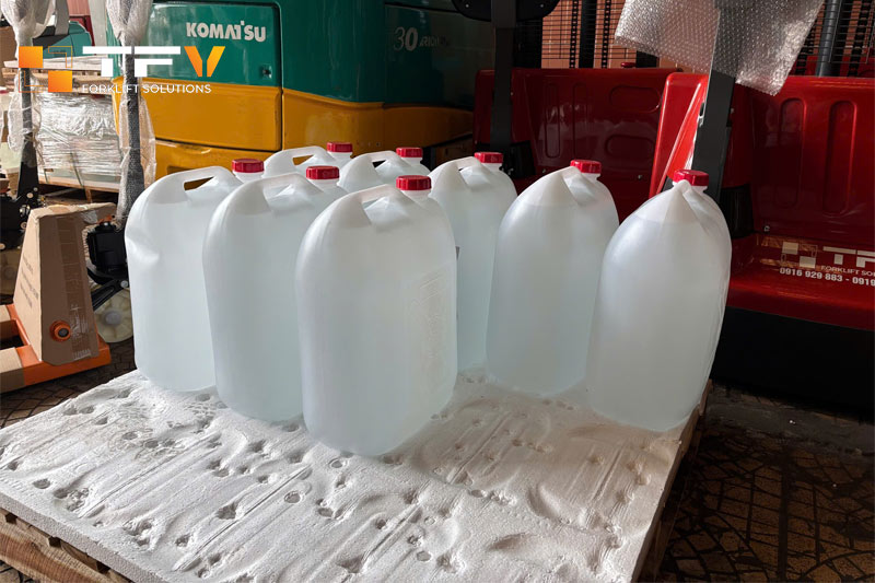 Bình ắc quy axit chì cần được bảo trì và châm nước cất thường xuyên