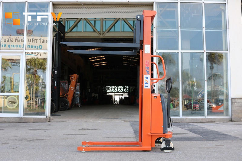 Xe nâng Stacker bán tự động