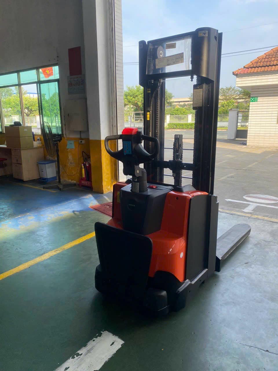Stacker đứng lái