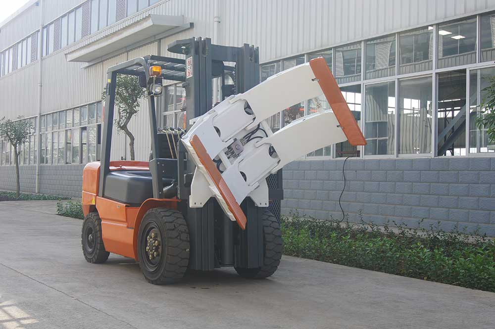 Xe nâng hàng có gắn kẹp giấy / Paper Roll Clamp