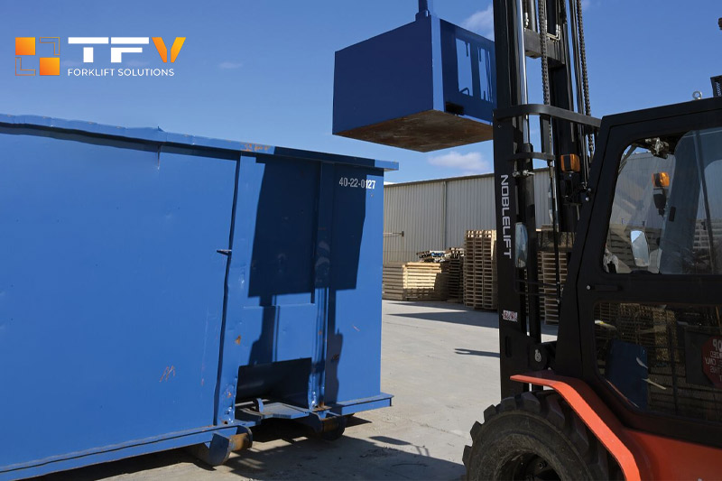 Sử dụng xe nâng xử lí rác